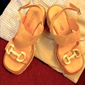 🌹AUTHENTIC SOFTWAVES.
Tan Chunky Suede Leather Heel Wide Straps Sandals!